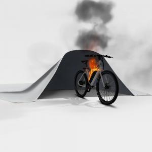 電動自転車用防火ブランケットがリチウム電池の火災封じ込めに使用